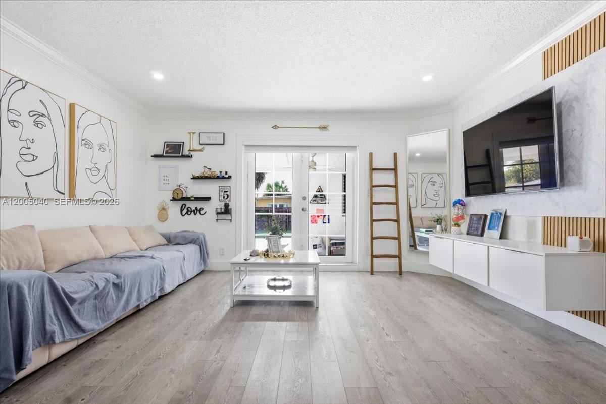 HALLANDALE - Residential