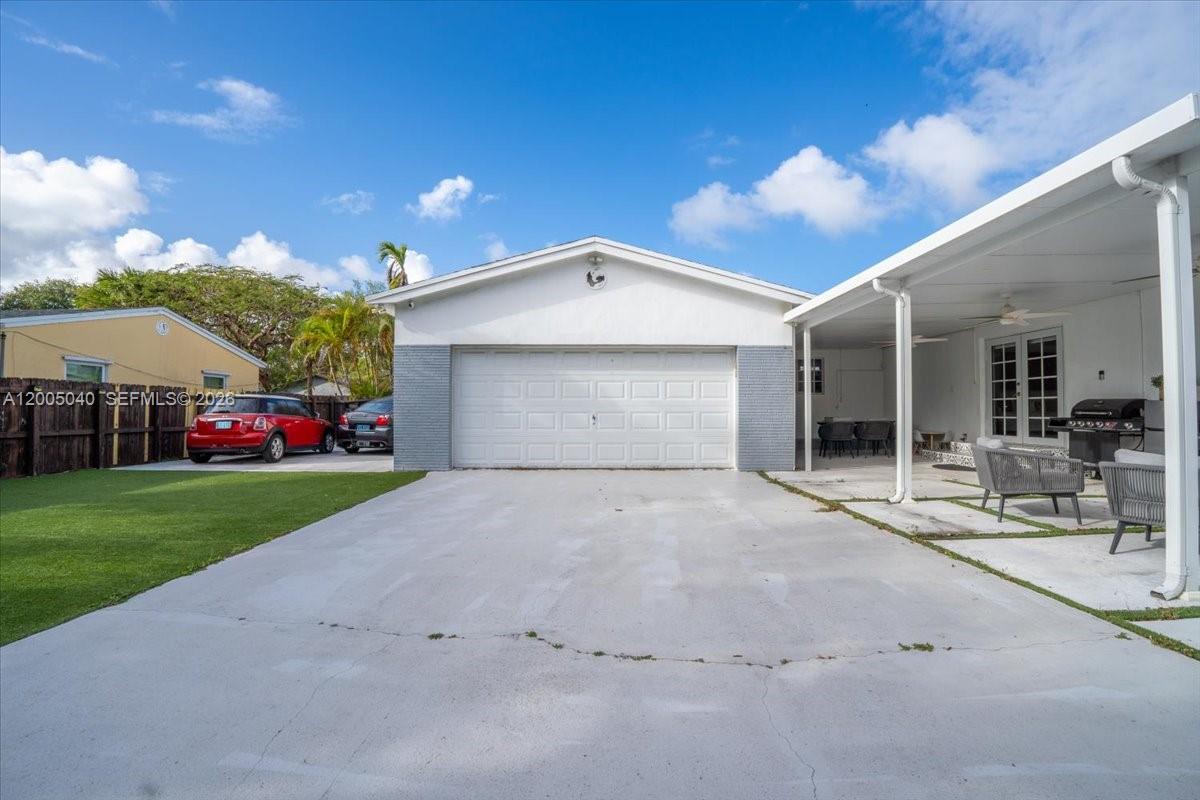 HALLANDALE - Residential