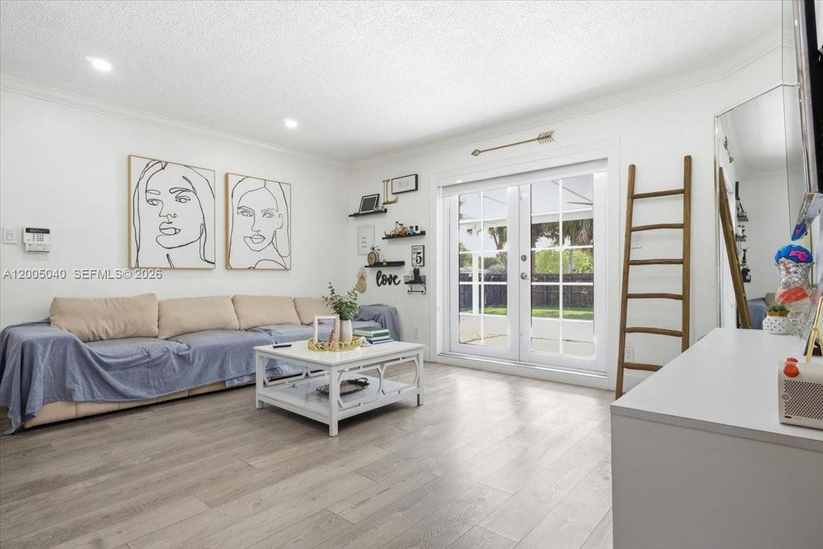 HALLANDALE - Residential