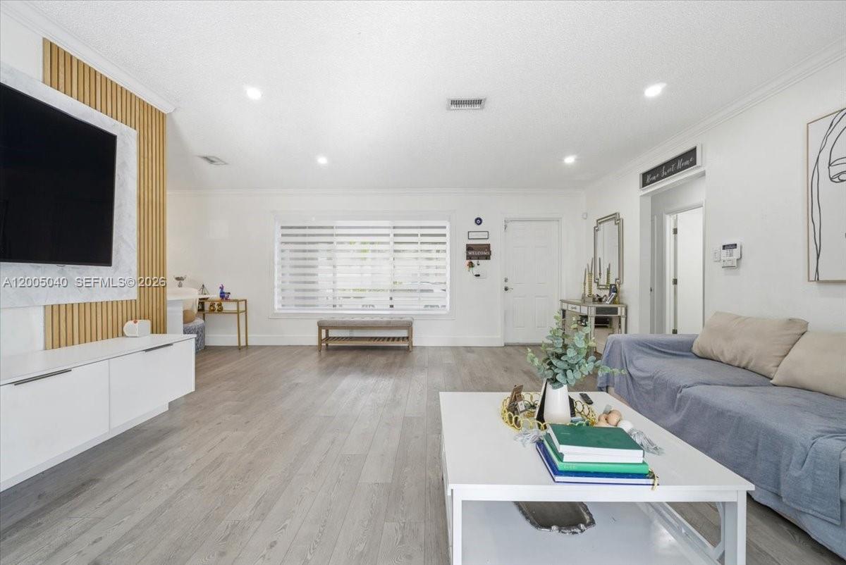 HALLANDALE - Residential