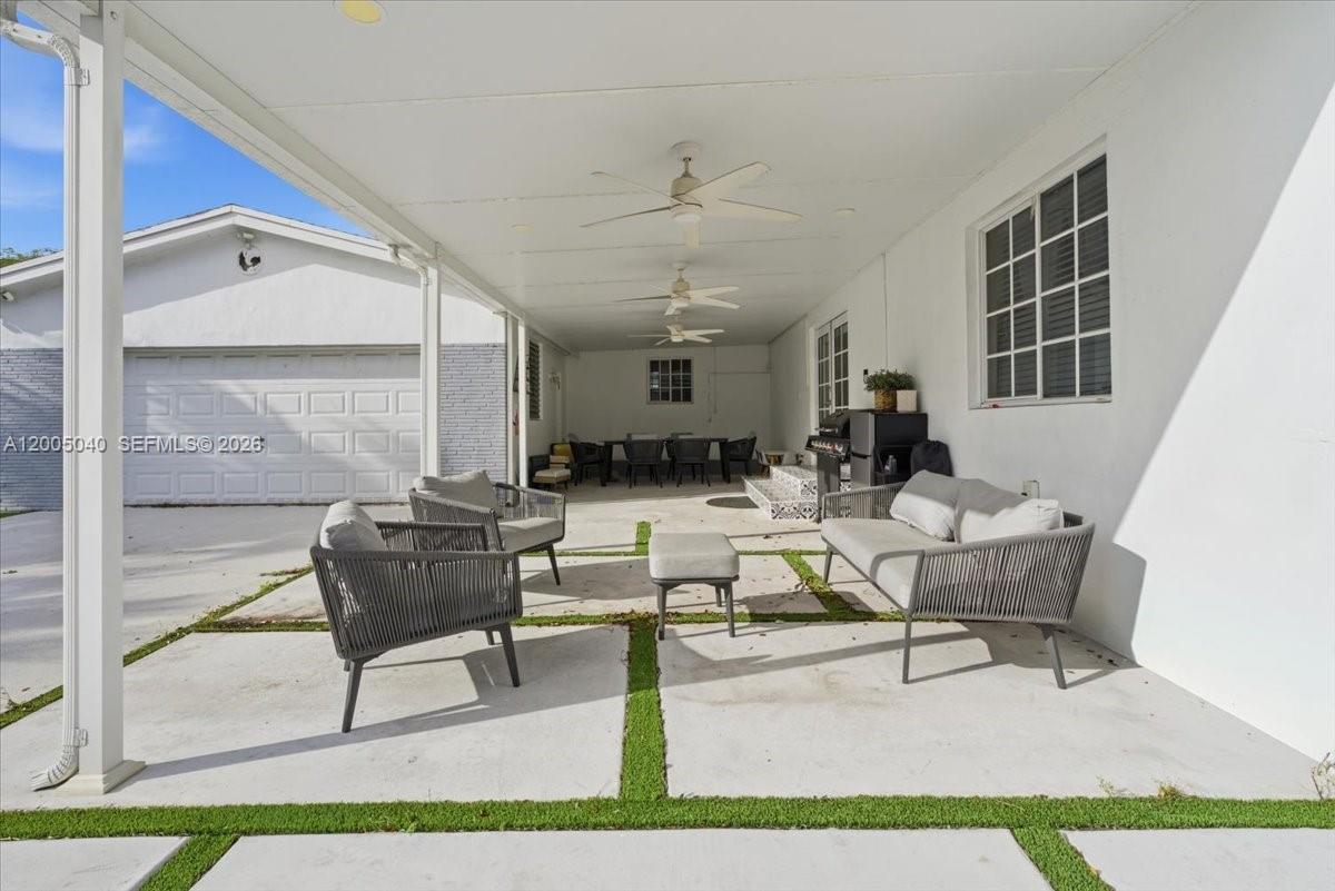 HALLANDALE - Residential