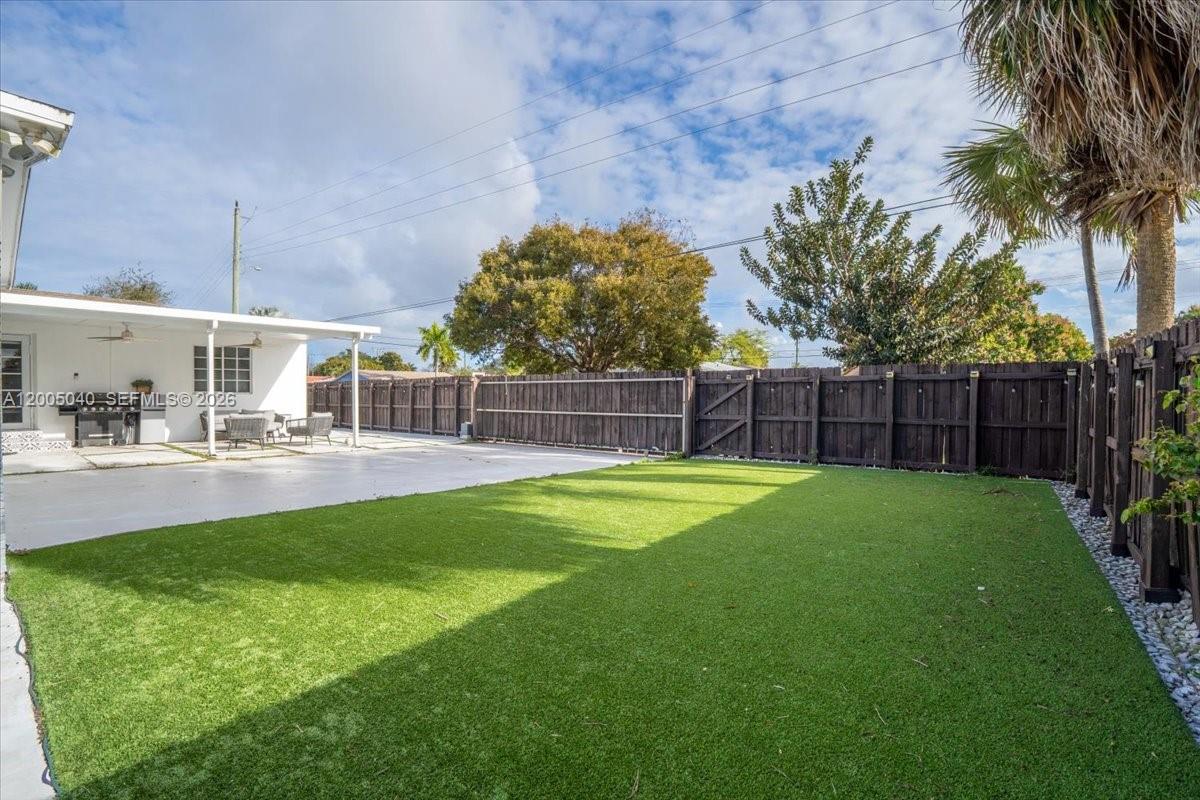 HALLANDALE - Residential