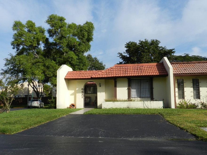 Very nice spacious one story end unit villa in a quite, very well maintained community with a low maintenance fee. Large courtyard entrance, kitchen has been updated.  Centrally located close shopping, public transportation and schools.