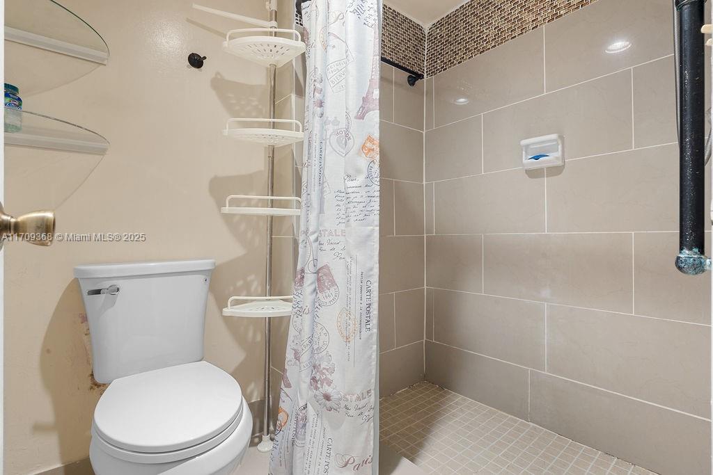 GARDEN LAKES OF INVERRARY - Residential