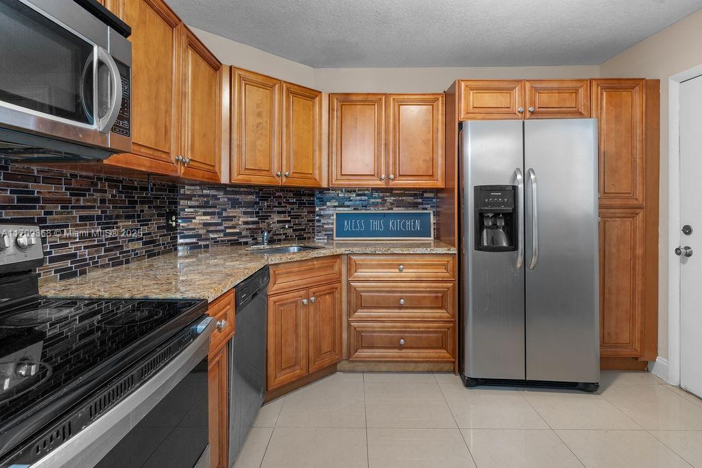 GARDEN LAKES OF INVERRARY - Residential