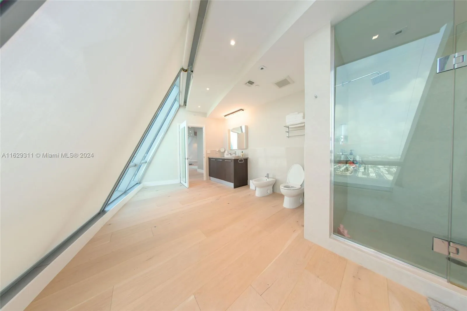 Sunny Isles Beach, Florida 33160, United States, 6 Bedrooms Bedrooms, ,8 BathroomsBathrooms,Residential,Active,51042