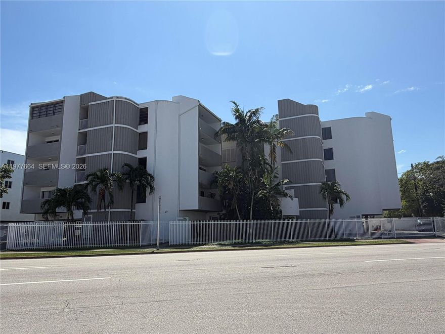 Bright 1BR corner unit in Miami Beach, gated 5-floor building, low maintenance, 50yr recertification passed, new AC & water heater. Steps from beaches & JFK Causeway. Perfect for investment or primary beach home.