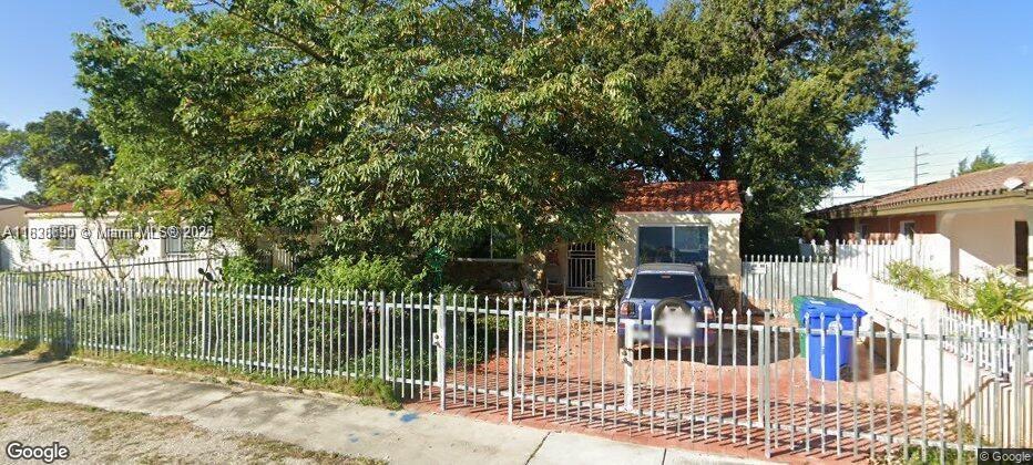 Welcome to this charming 2-bedroom, 1-bath single-family home located in the heart of Miami! This property features a spacious lot. Enjoy the convenience of a private driveway and a fenced yard. Perfectly situated near major highways, Miami International Airport, shopping centers, and excellent schools. Whether you're a first-time buyer or investor, this home offers great potential.
Showings by appointment only — 24 hours in advance.
Do not disturb occupants. Contact listing agent for access.