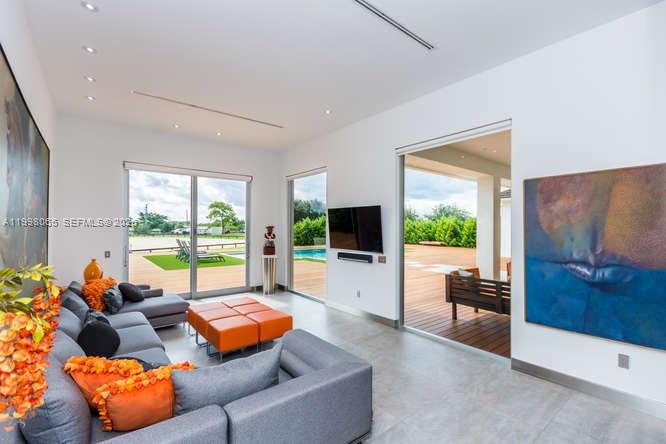 PALM BEACH POINT - Residential