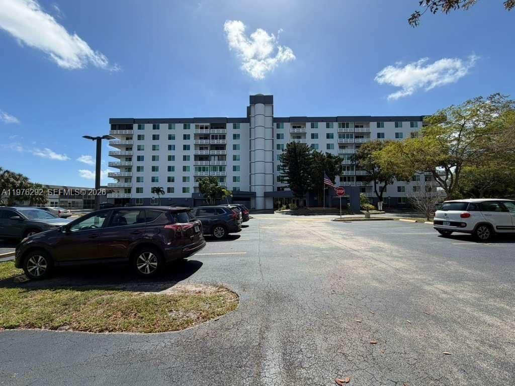 Photo of 919 Hillcrest Dr #314, Hollywood, FL 33021 (MLS # A11976292)