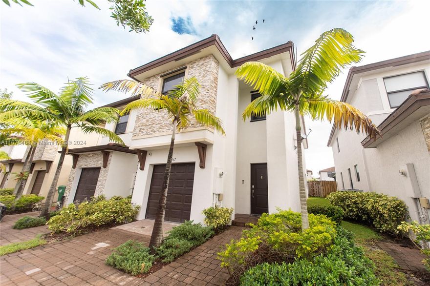 Get ready to fall in love with this updated semi detached townhouse. Featuring an open living layout, 3 spacious bedrooms and 2.5 bathrooms. Ready for any investor to lease or any family to simply move in.The garage has been converted into a full efficiency complete with washer, dryer and kitchen along with its separate entrance. Perfect for anyone looking to make some extra income. Close to new up coming neighborhood in homestead, and close to black point marina the location is perfect for all of your needs.