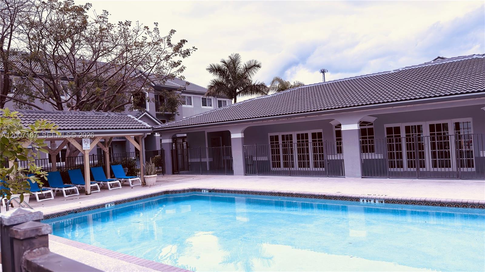 VISTA TRACE 5 CONDO - Residential