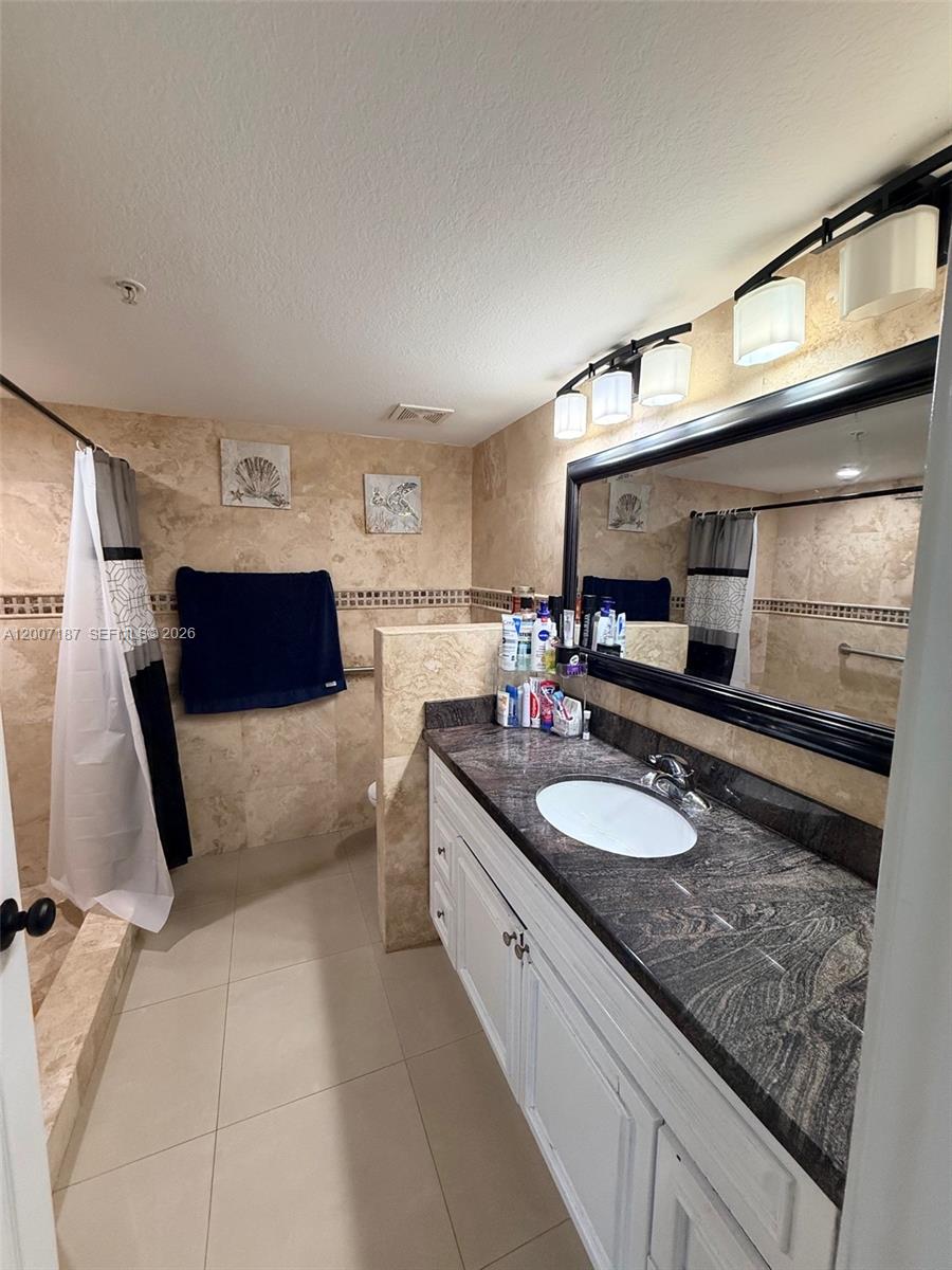 VISTA TRACE 5 CONDO - Residential
