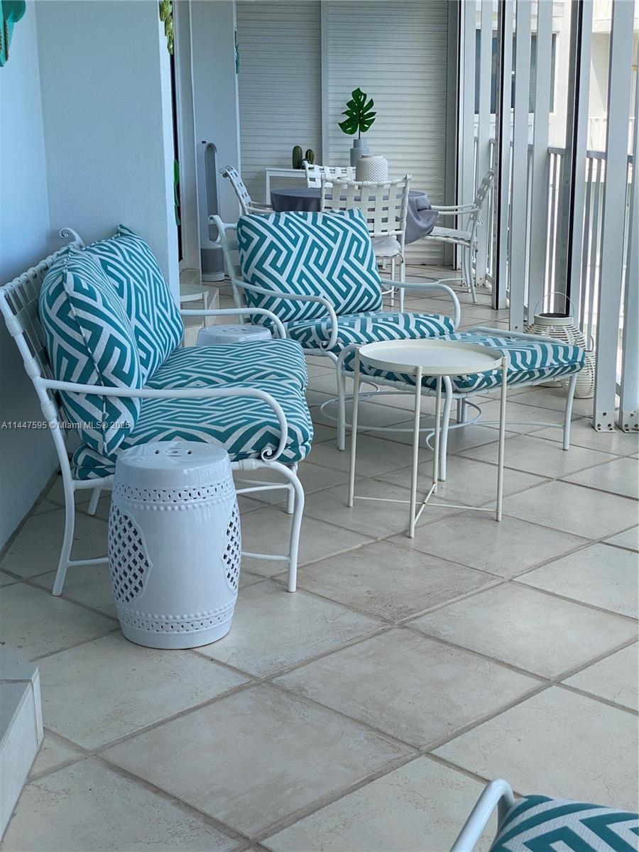 ISLAND HOUSE - Residential Lease