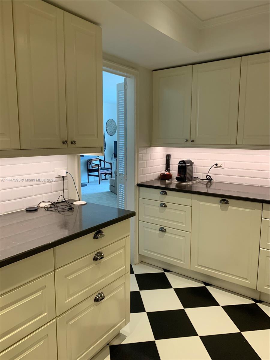 ISLAND HOUSE - Residential Lease