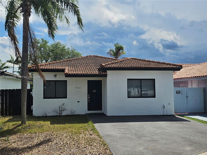 Spacious home in quiet cul de sac. Completly tiled, large kitchen and family room, living and dining area. Very large master bedroom with double closets and large shower. Separate room for toilet and bidet. 
Just Painted, remodeled bathrooms