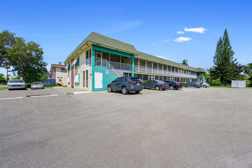 Two bedroom one bath unit condo in the heart of Hollywood. Enjoy the easy access to I-95,
Hollywood Blvd, downtown and the beach. Tiled floors, spacious living room, new appliances as well as new A/C!!! Low maintenance fee. Very quiet area.