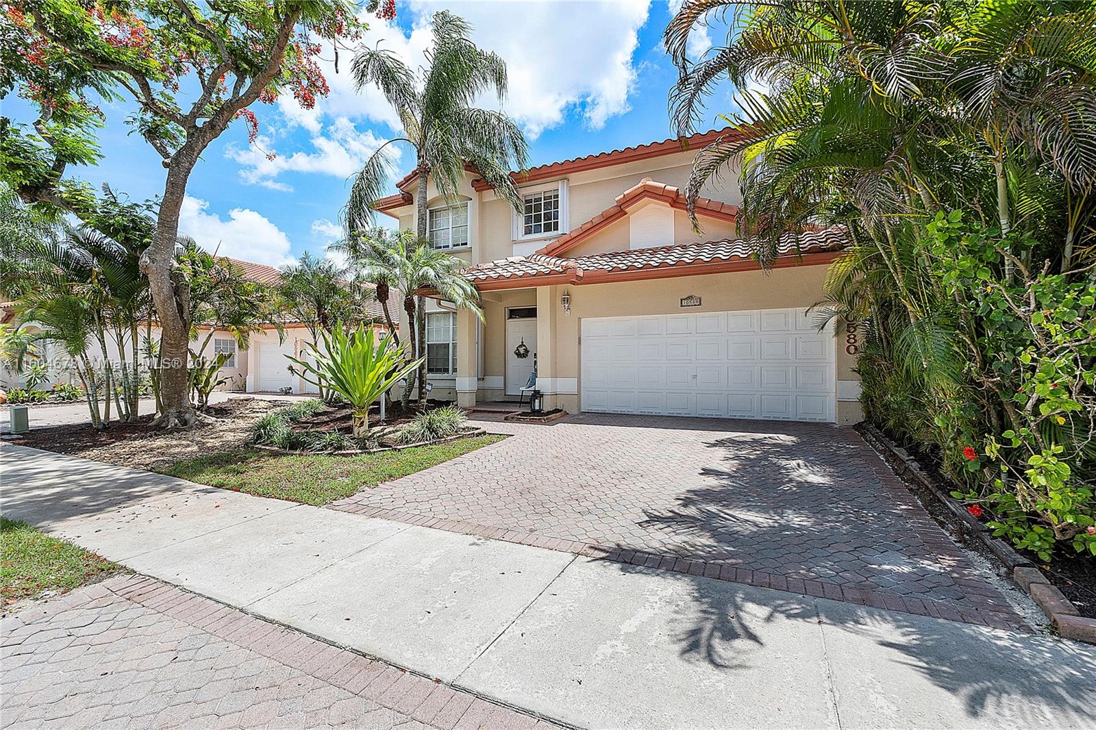 DORAL SANDS - Residential