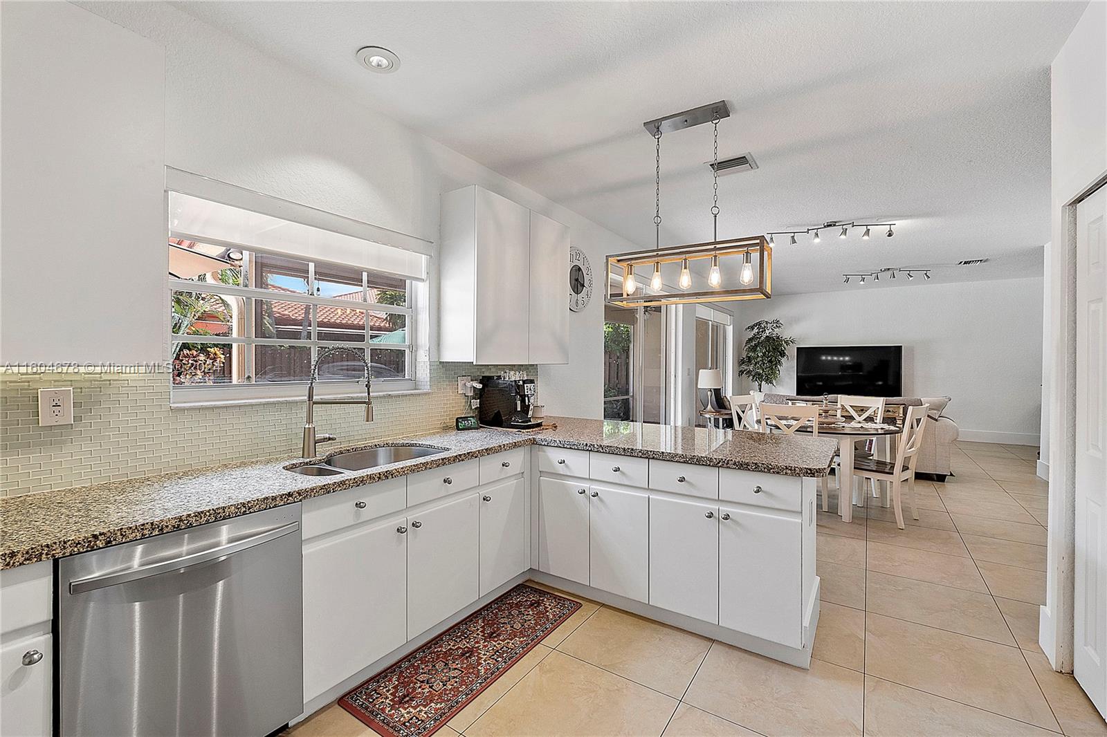 DORAL SANDS - Residential