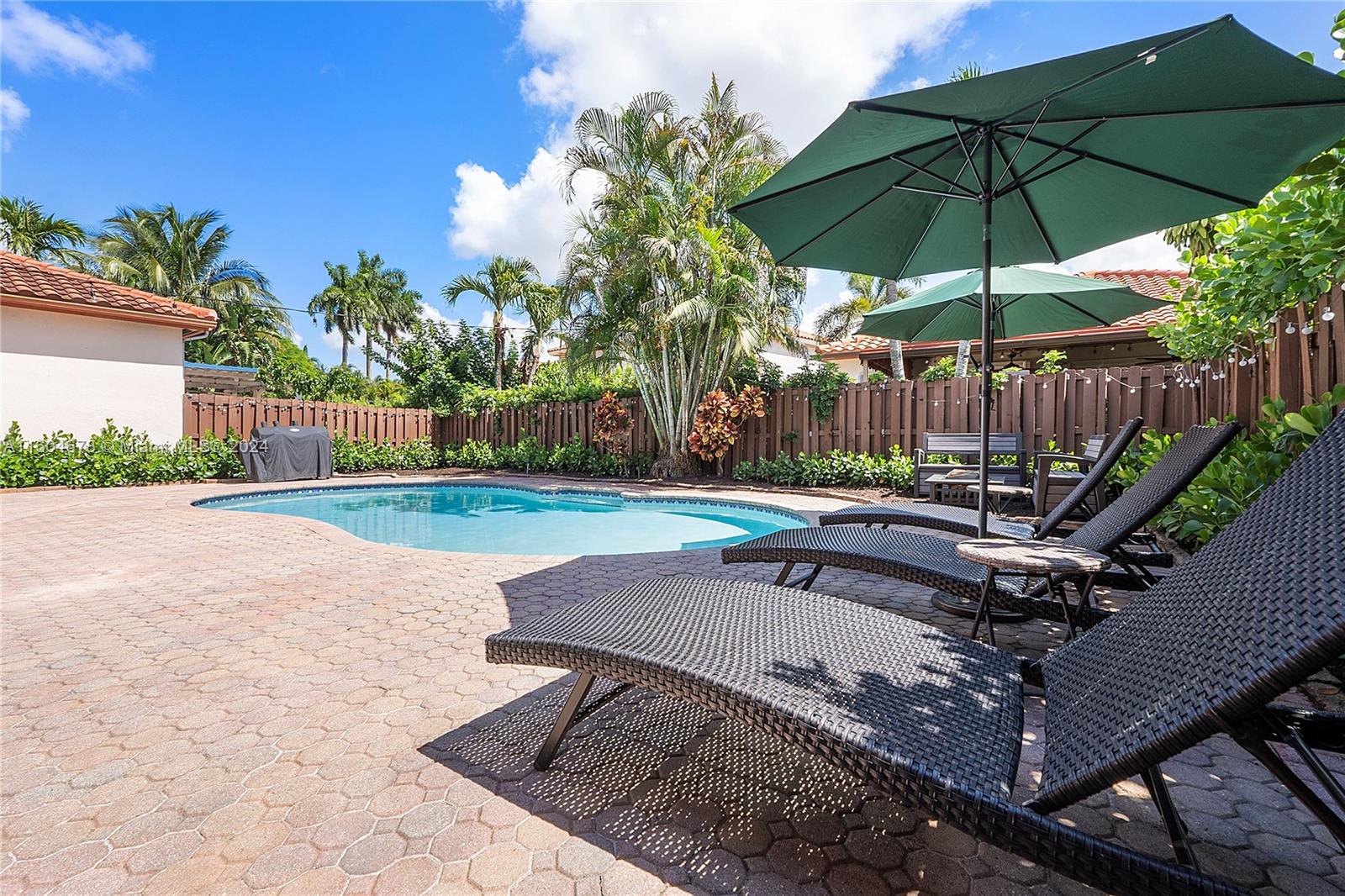 DORAL SANDS - Residential