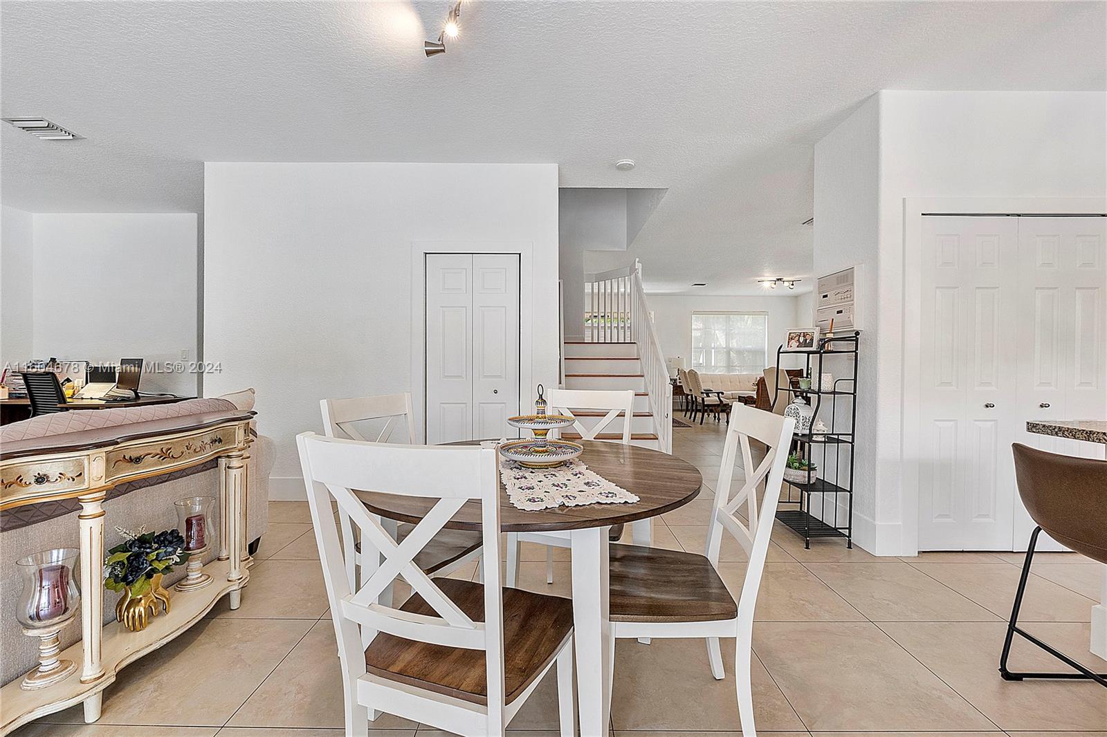 DORAL SANDS - Residential