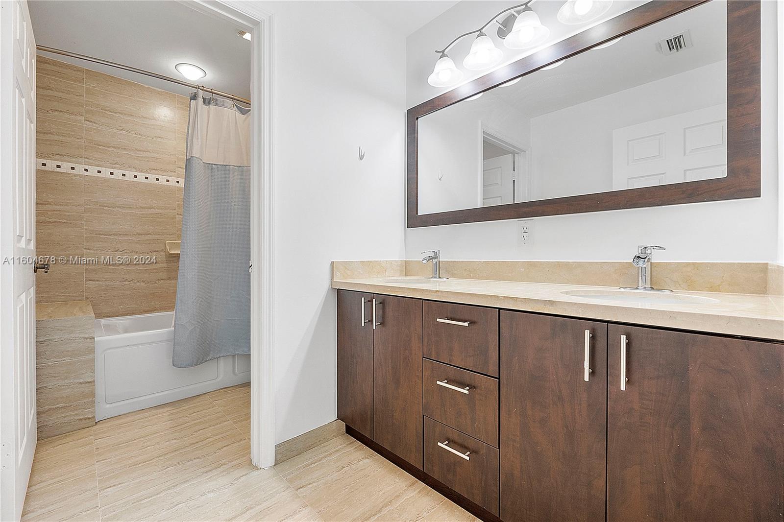 DORAL SANDS - Residential