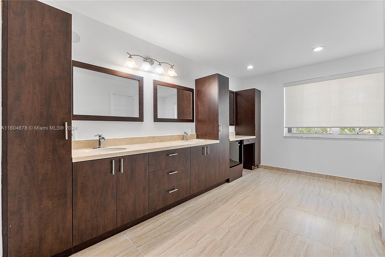 DORAL SANDS - Residential