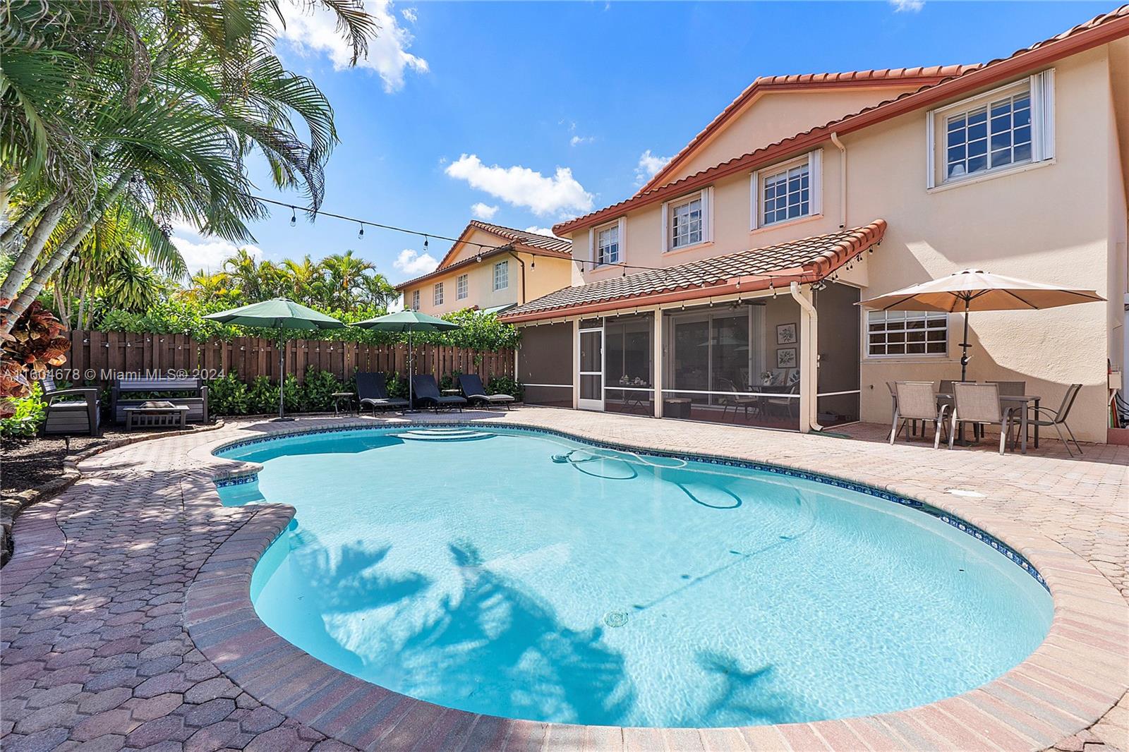 DORAL SANDS - Residential