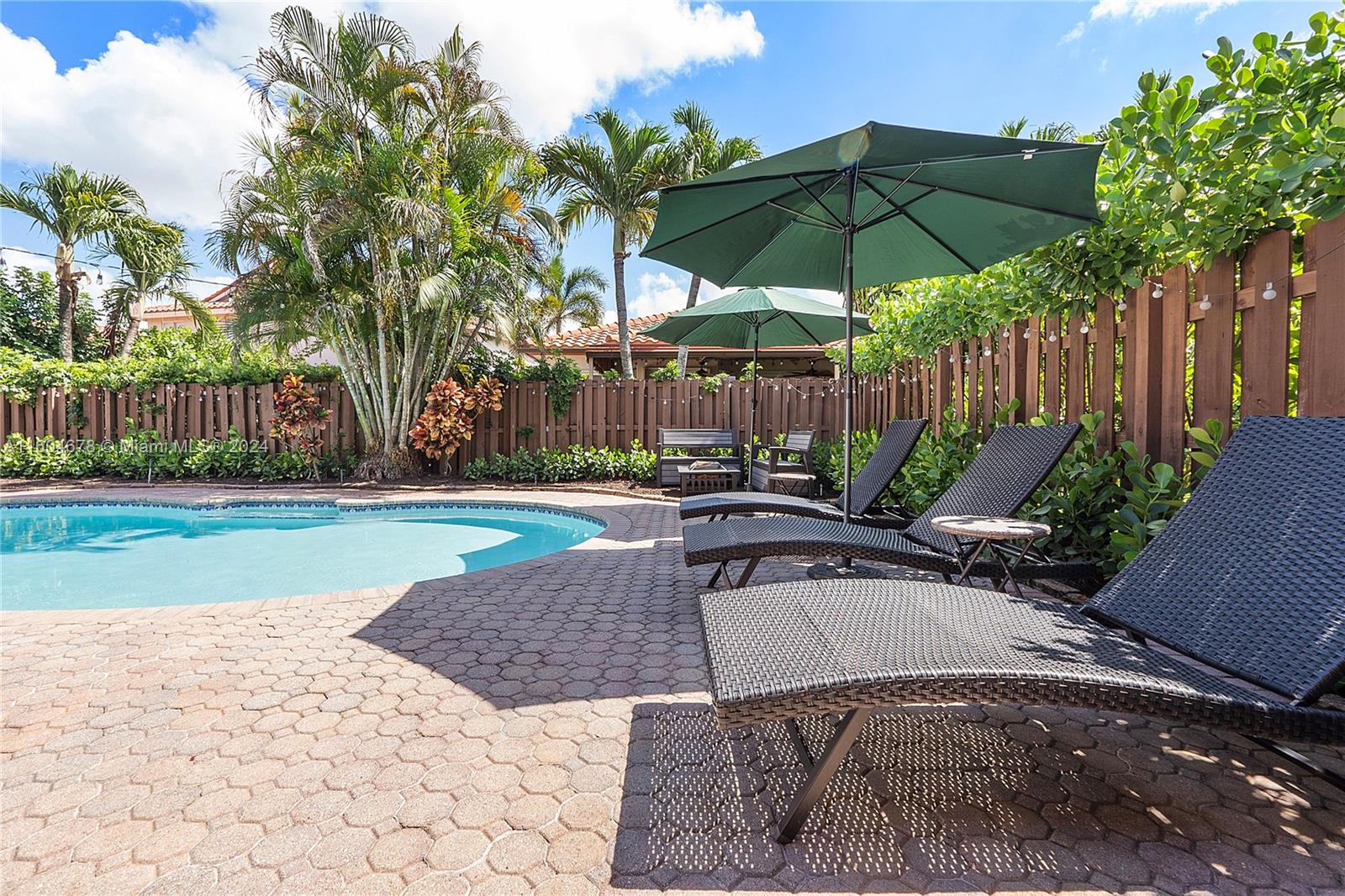 DORAL SANDS - Residential