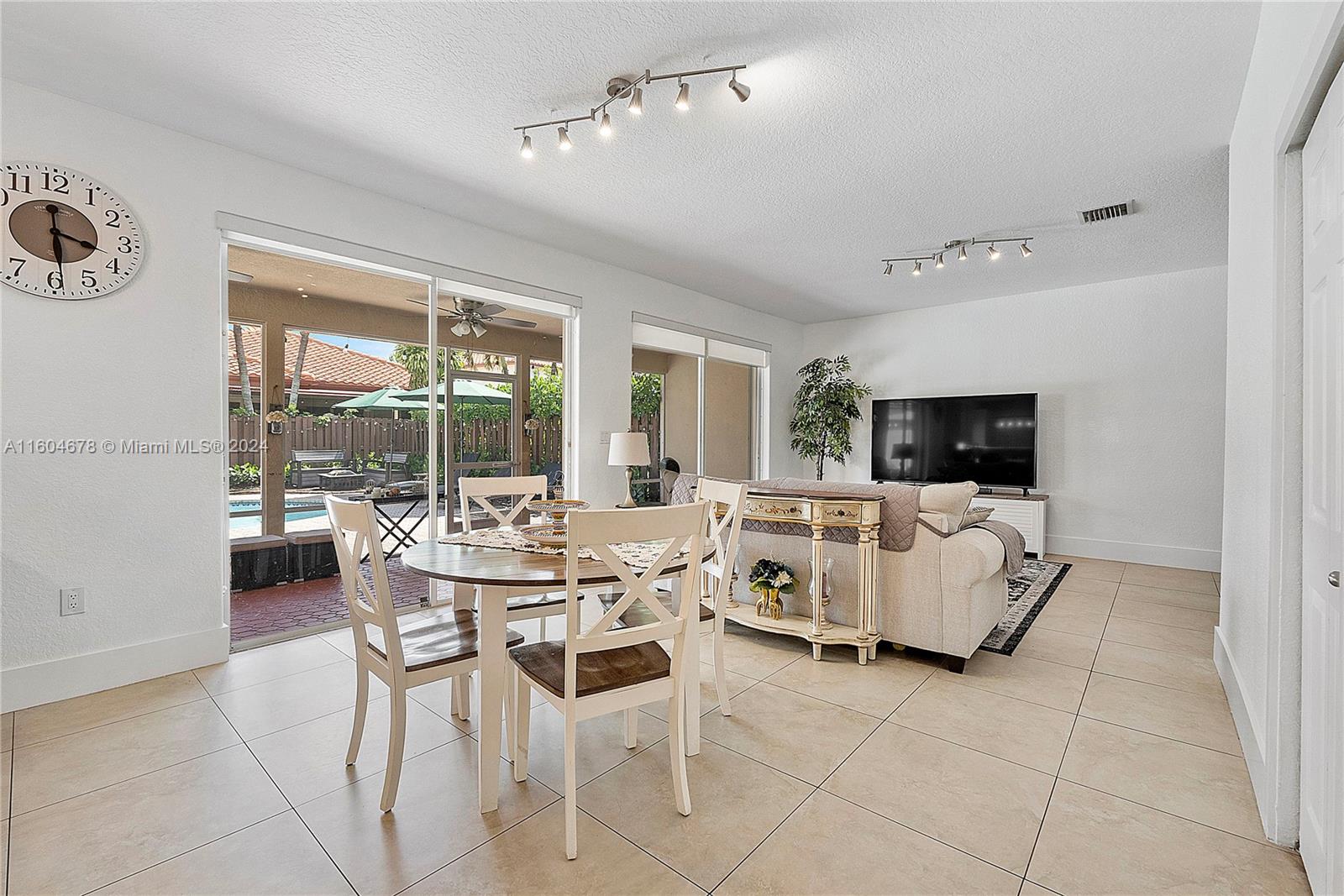 DORAL SANDS - Residential