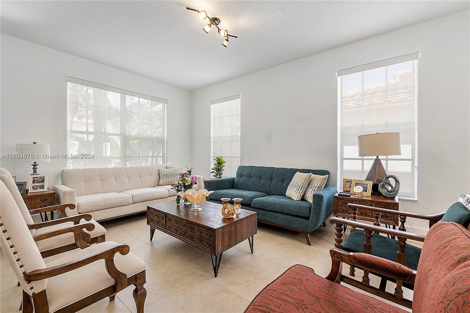 DORAL SANDS - Residential