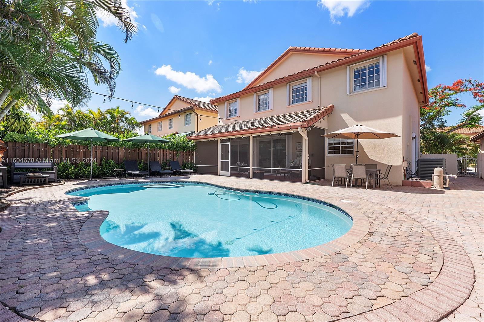 DORAL SANDS - Residential
