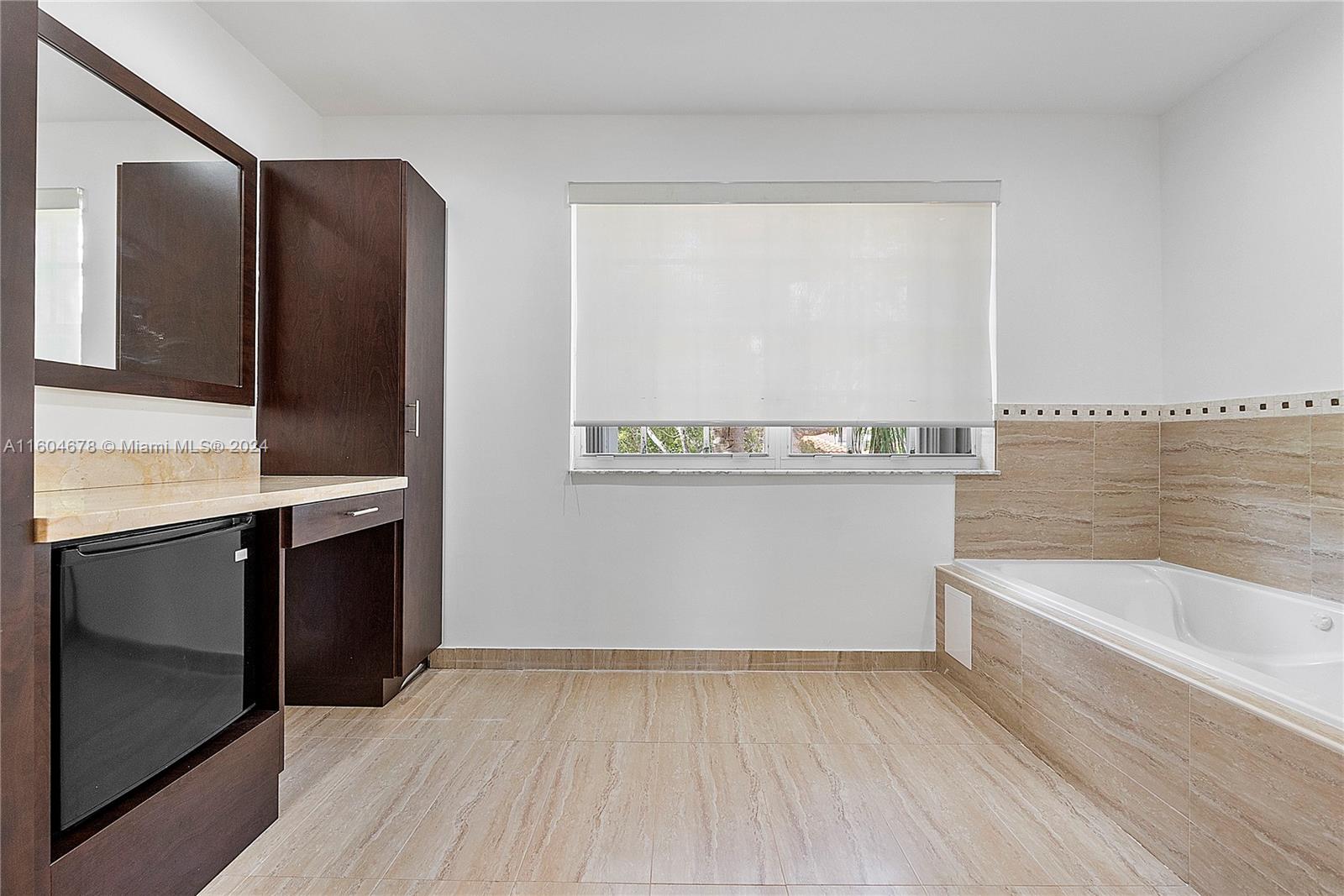 DORAL SANDS - Residential