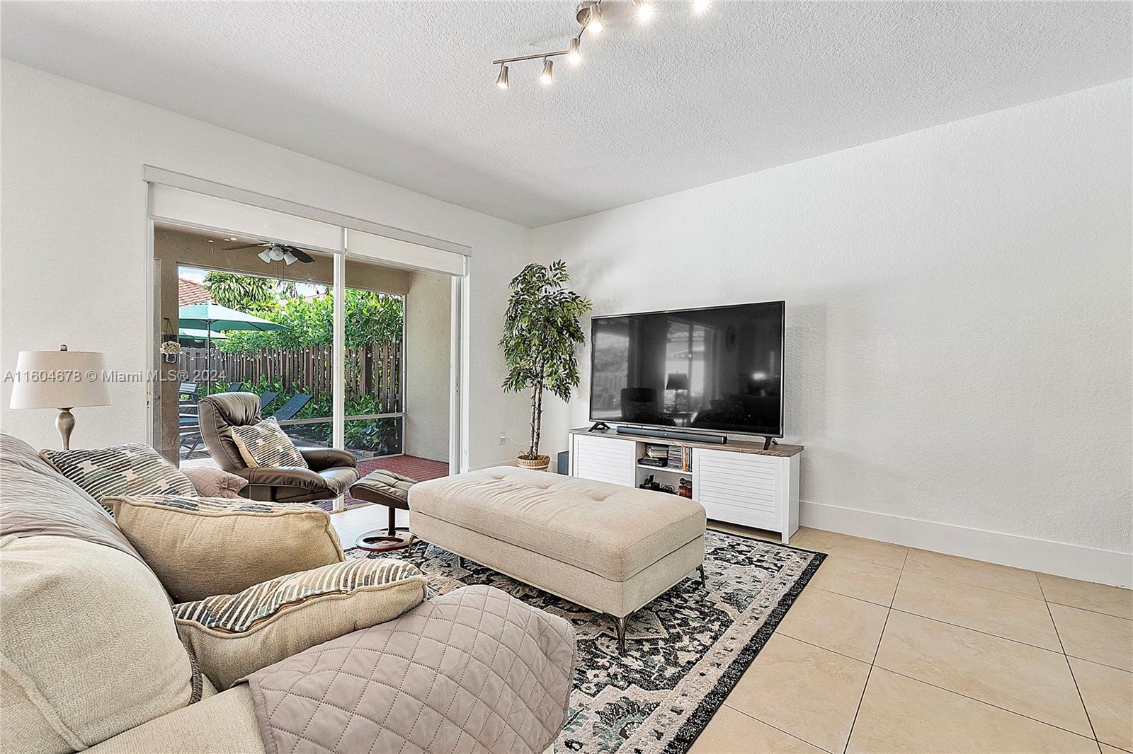 DORAL SANDS - Residential