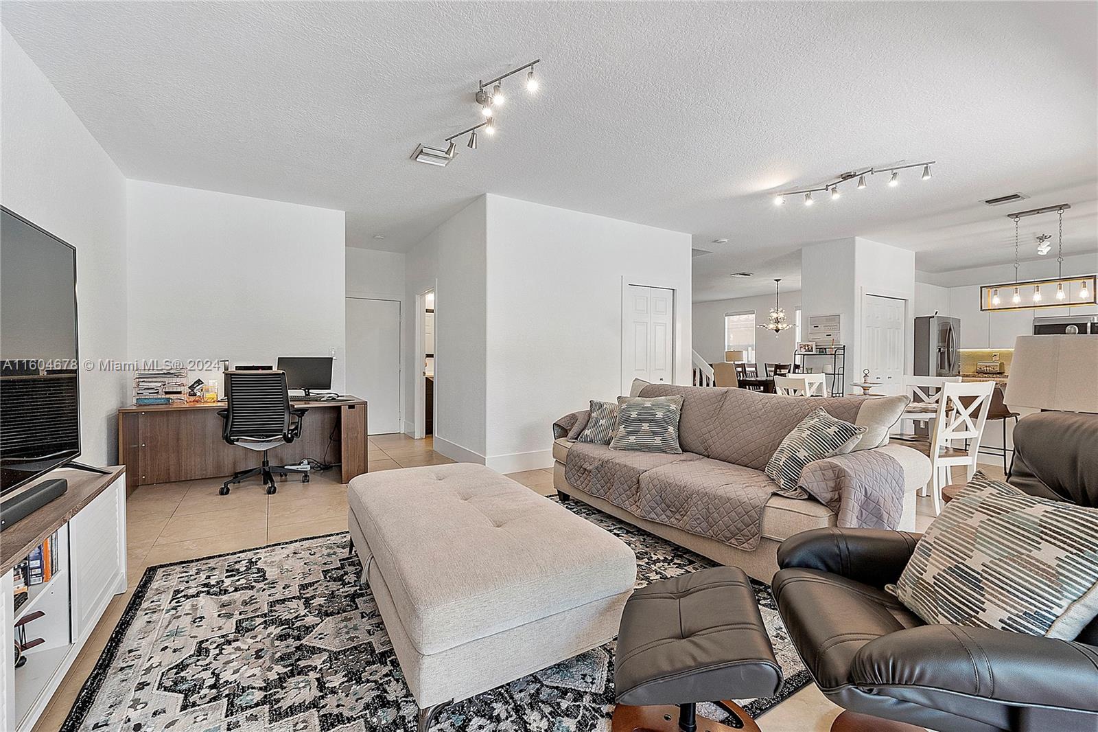 DORAL SANDS - Residential