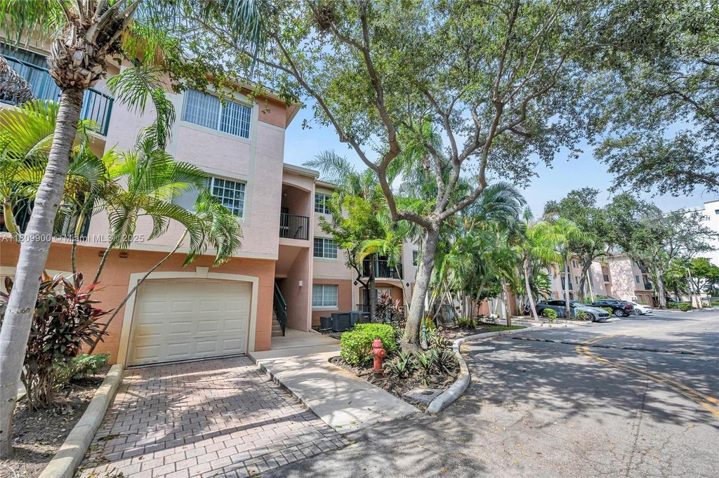 Photo of 2039 SE 10th Ave #513, Fort Lauderdale, FL 33316 (MLS # A11809900)