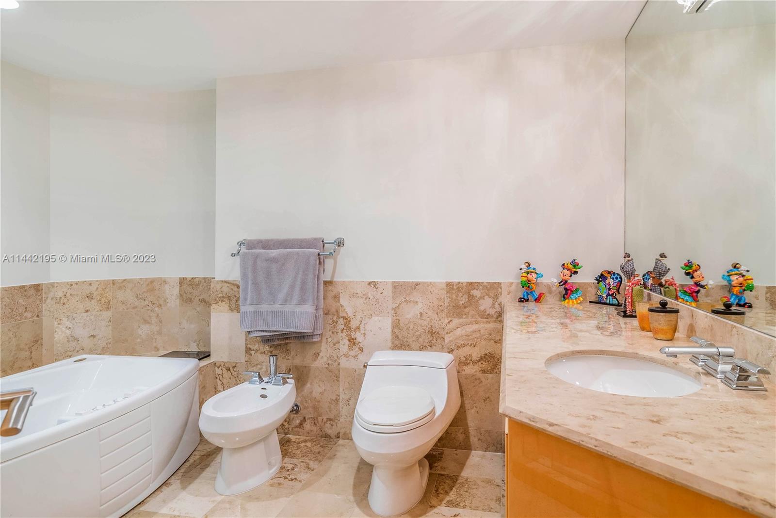 IL VILLAGGIO ON SOUTH BEA - Residential