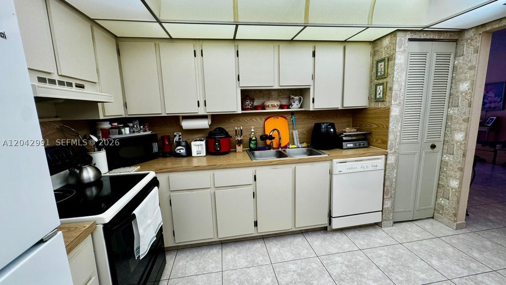 Photo of Hallandale Beach, FL 33009 (MLS # A12042991)