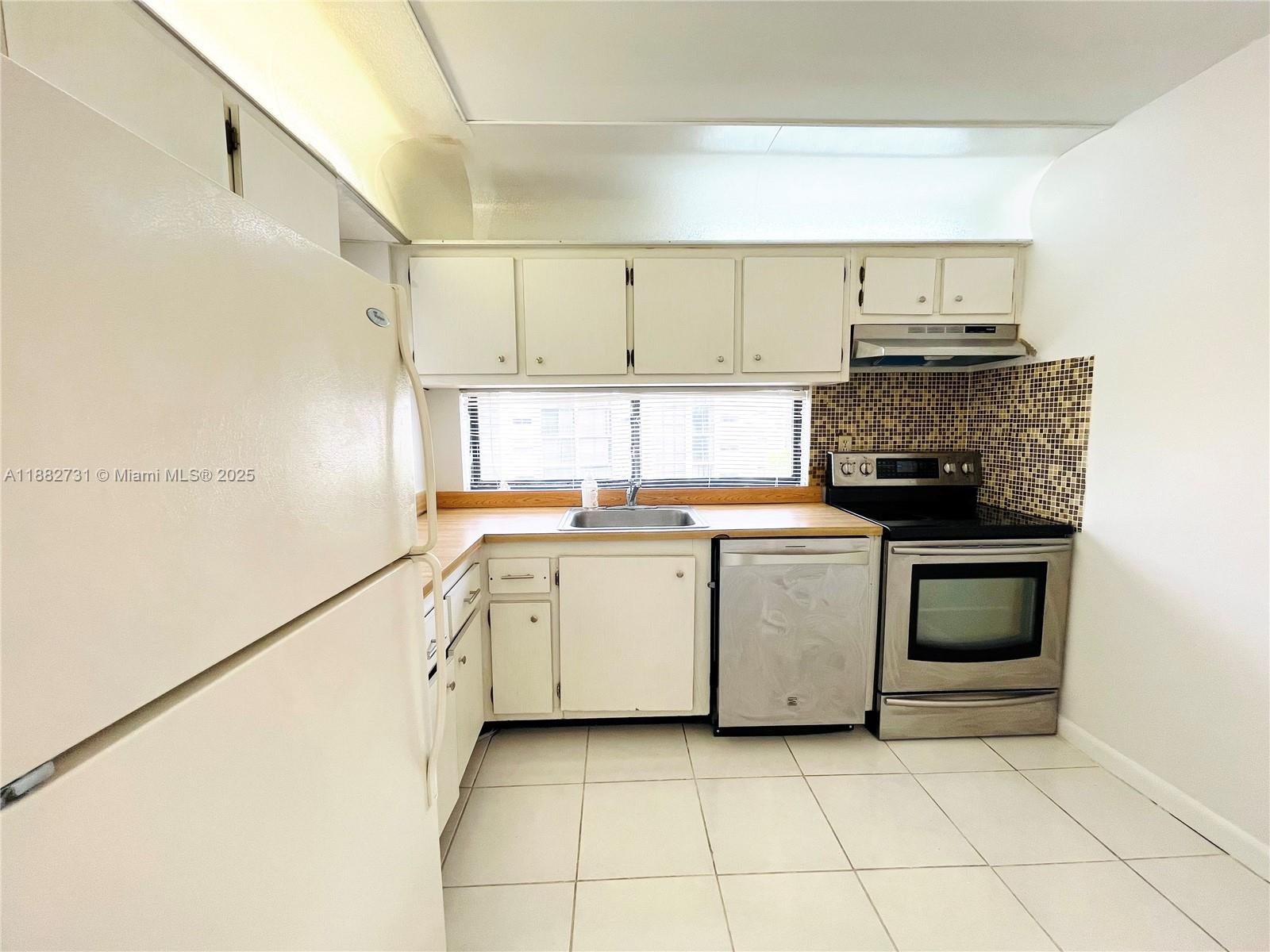 PLAZA OF AMERICAS CONDO P - Residential Lease