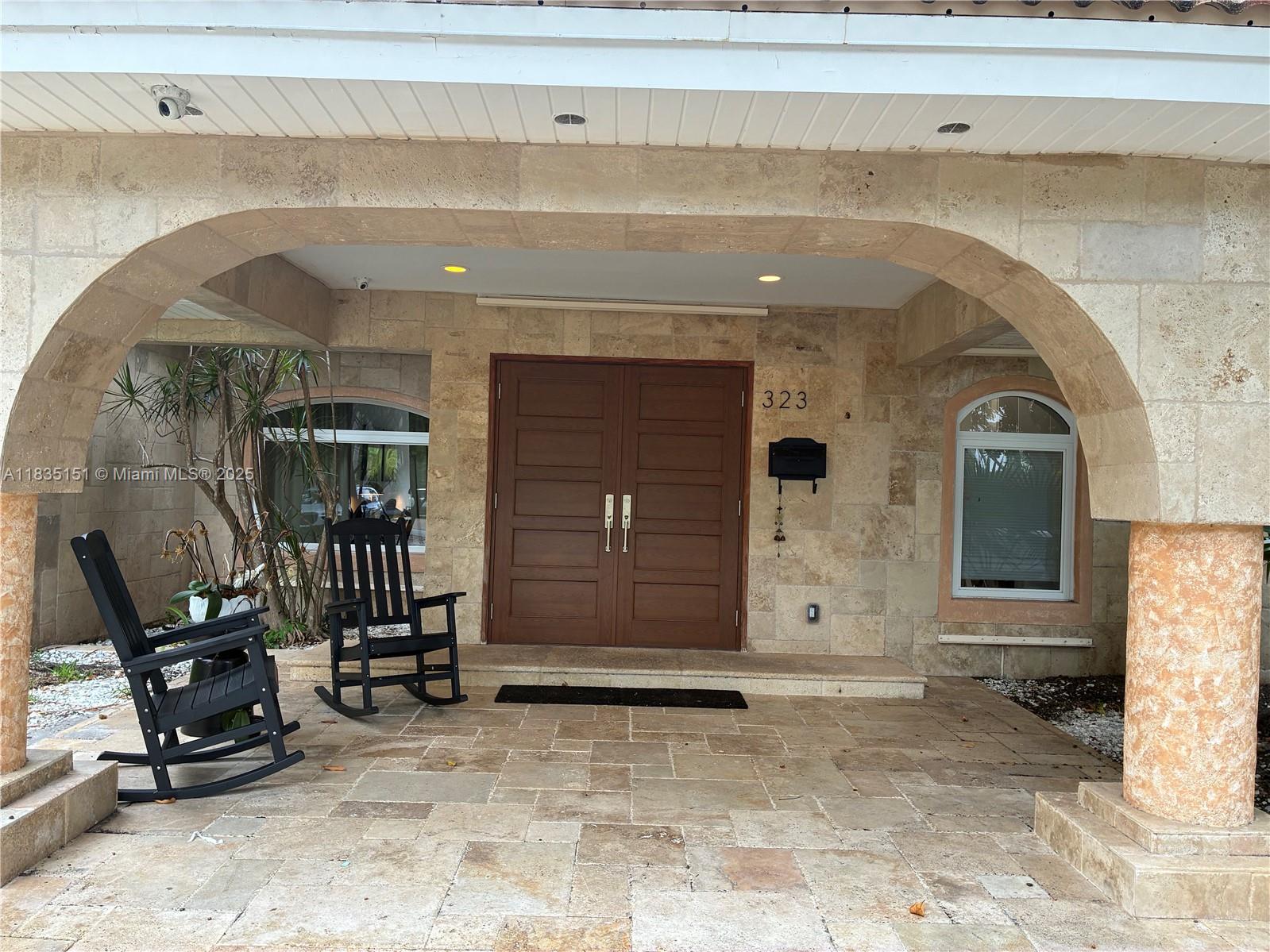 Spectacular one story single family home
Spacious and luminous house with plenty of room to enjoy for all family members
Close to school, church, beach and all of Key Biscayne Village has to offer
Beautifully appointed, clean design.
Perfect for family, home work space, and more