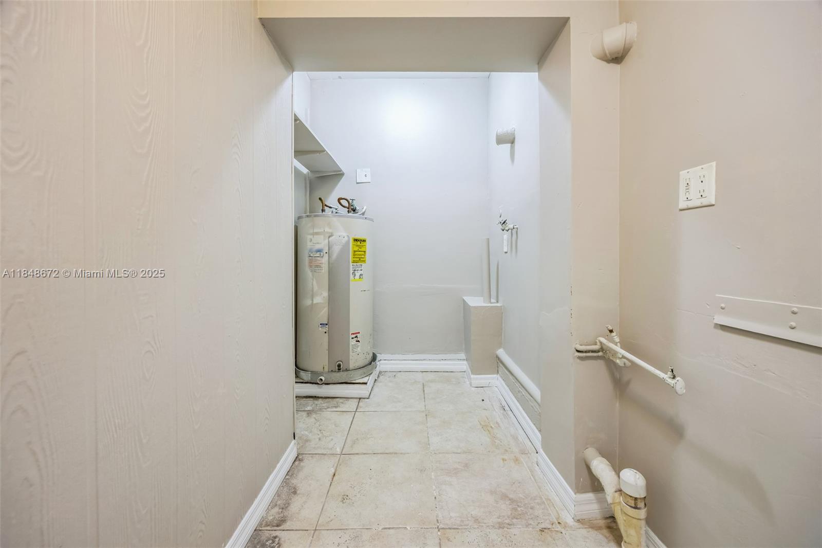 HOLLYWOOD LITTLE RANCHES - Residential