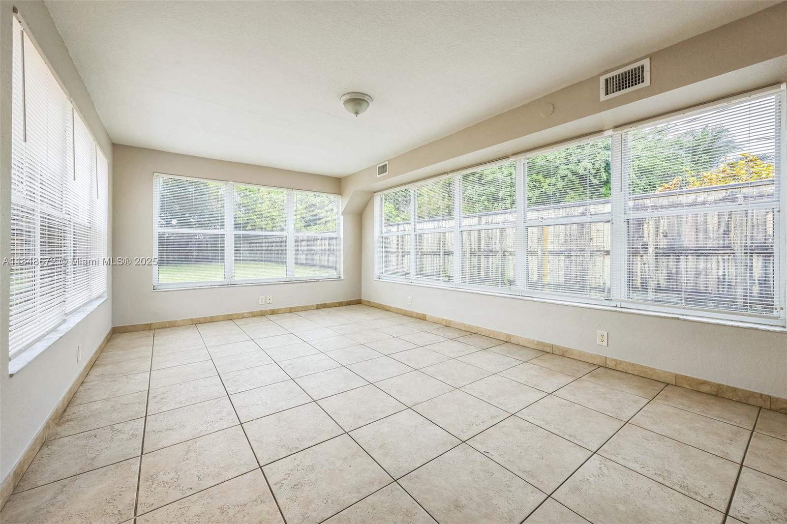 HOLLYWOOD LITTLE RANCHES - Residential