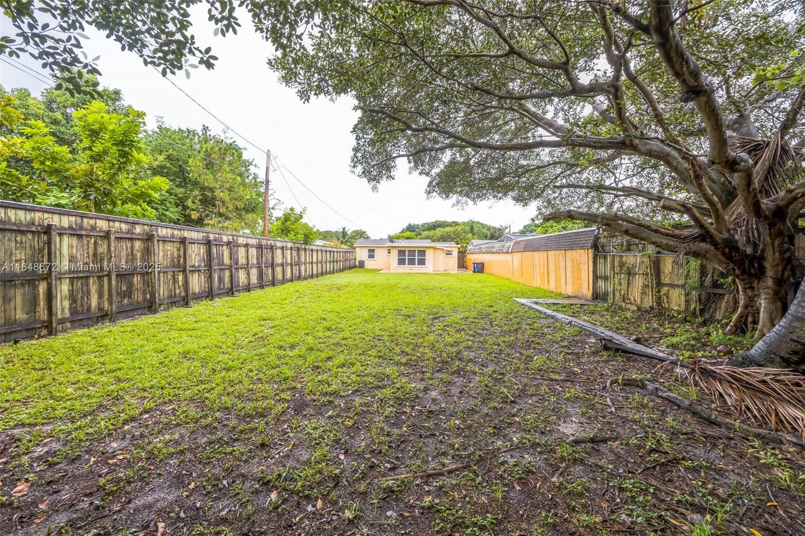 HOLLYWOOD LITTLE RANCHES - Residential