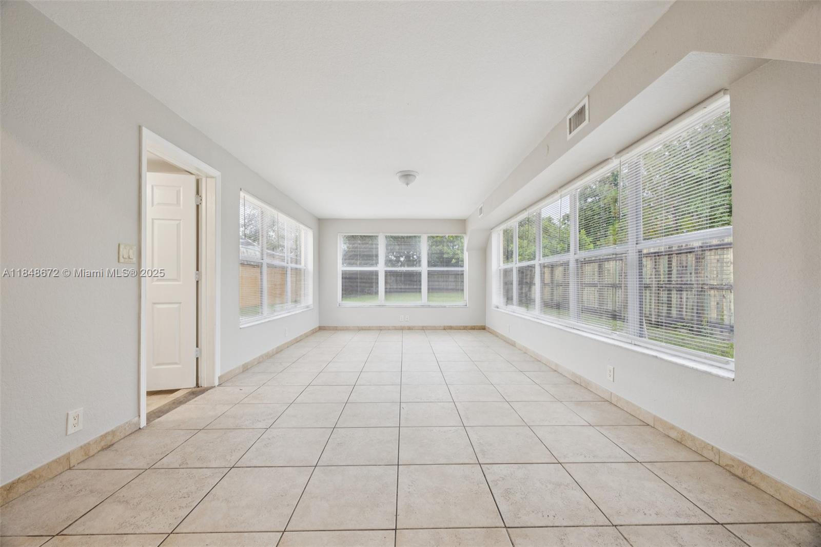 HOLLYWOOD LITTLE RANCHES - Residential