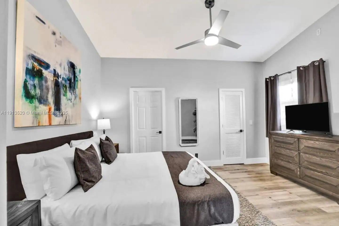 HOLLYWOOD LAKES SECTION - Residential