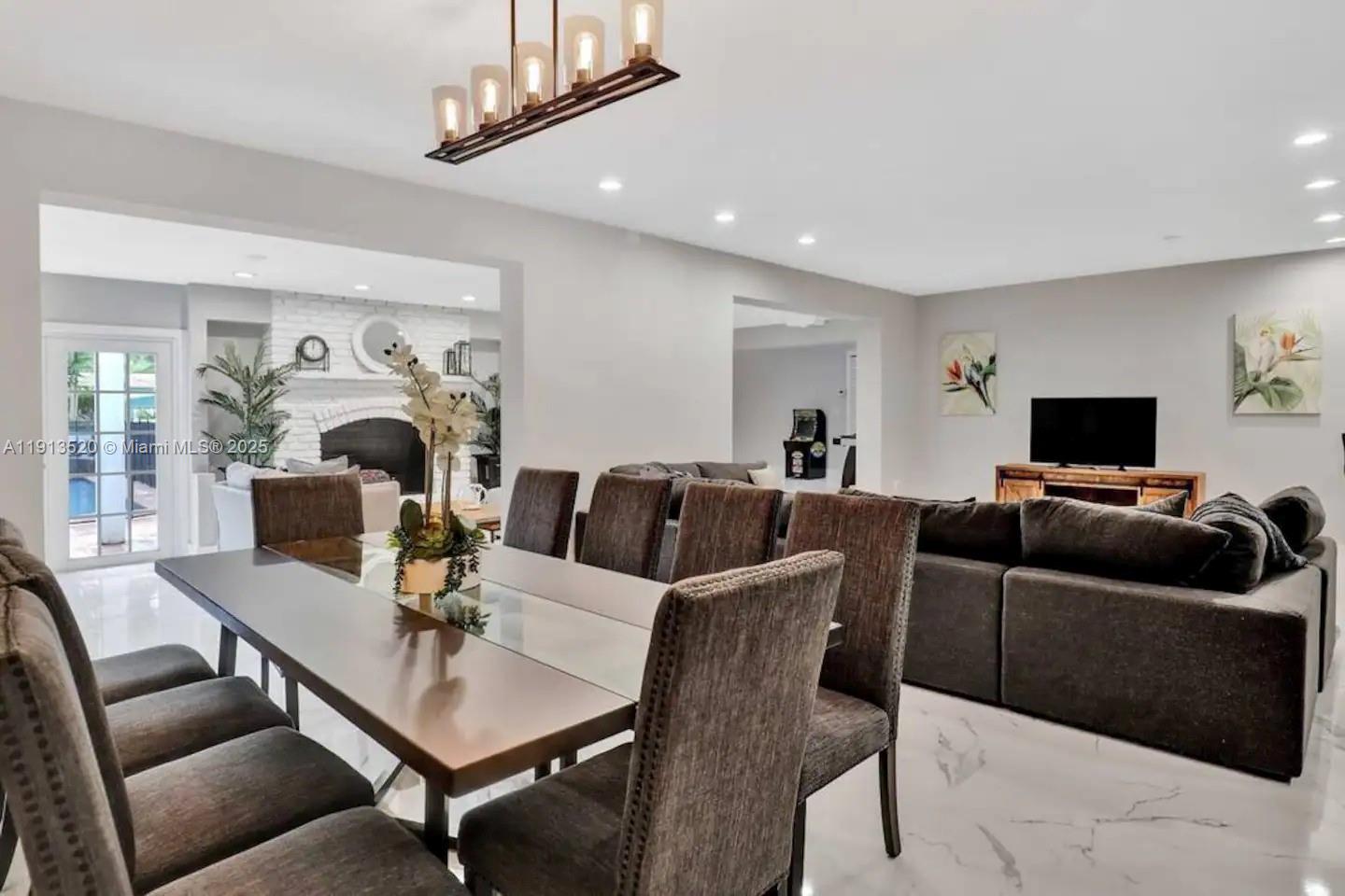 HOLLYWOOD LAKES SECTION - Residential