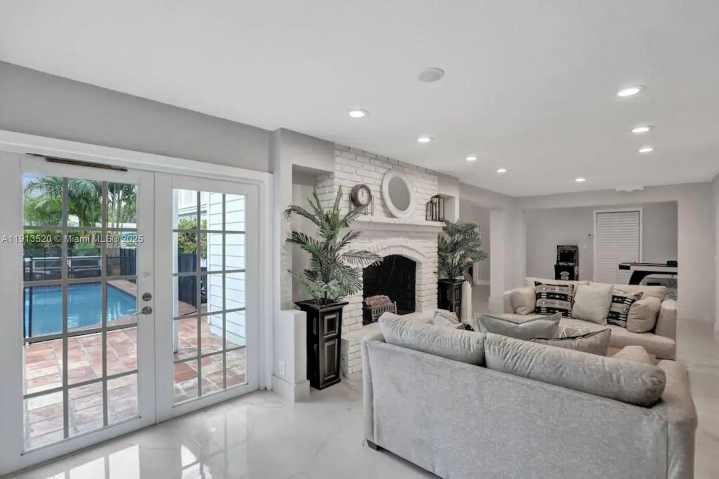 HOLLYWOOD LAKES SECTION - Residential