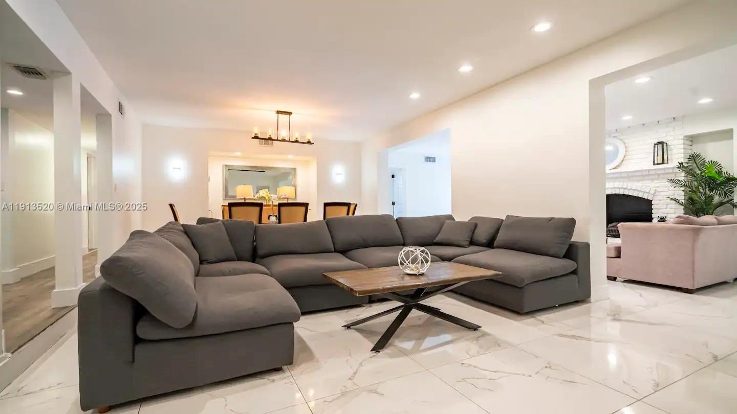 HOLLYWOOD LAKES SECTION - Residential