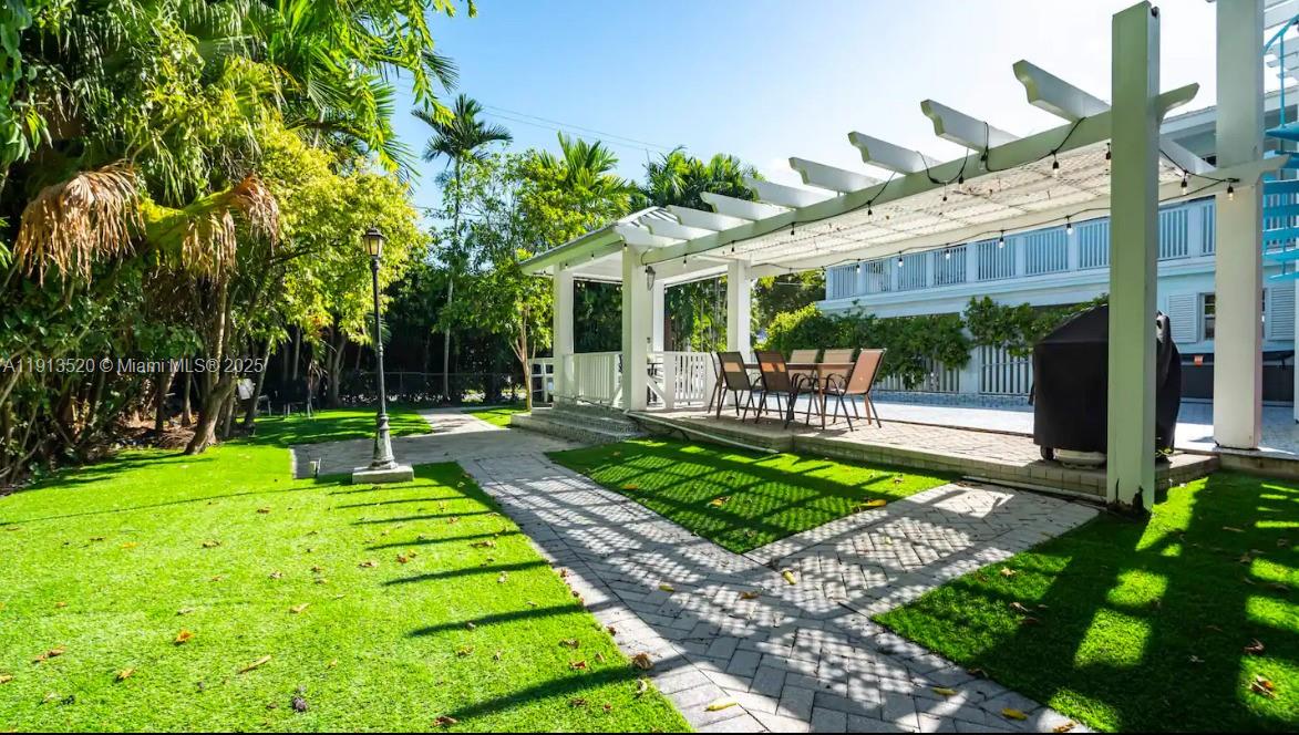 HOLLYWOOD LAKES SECTION - Residential