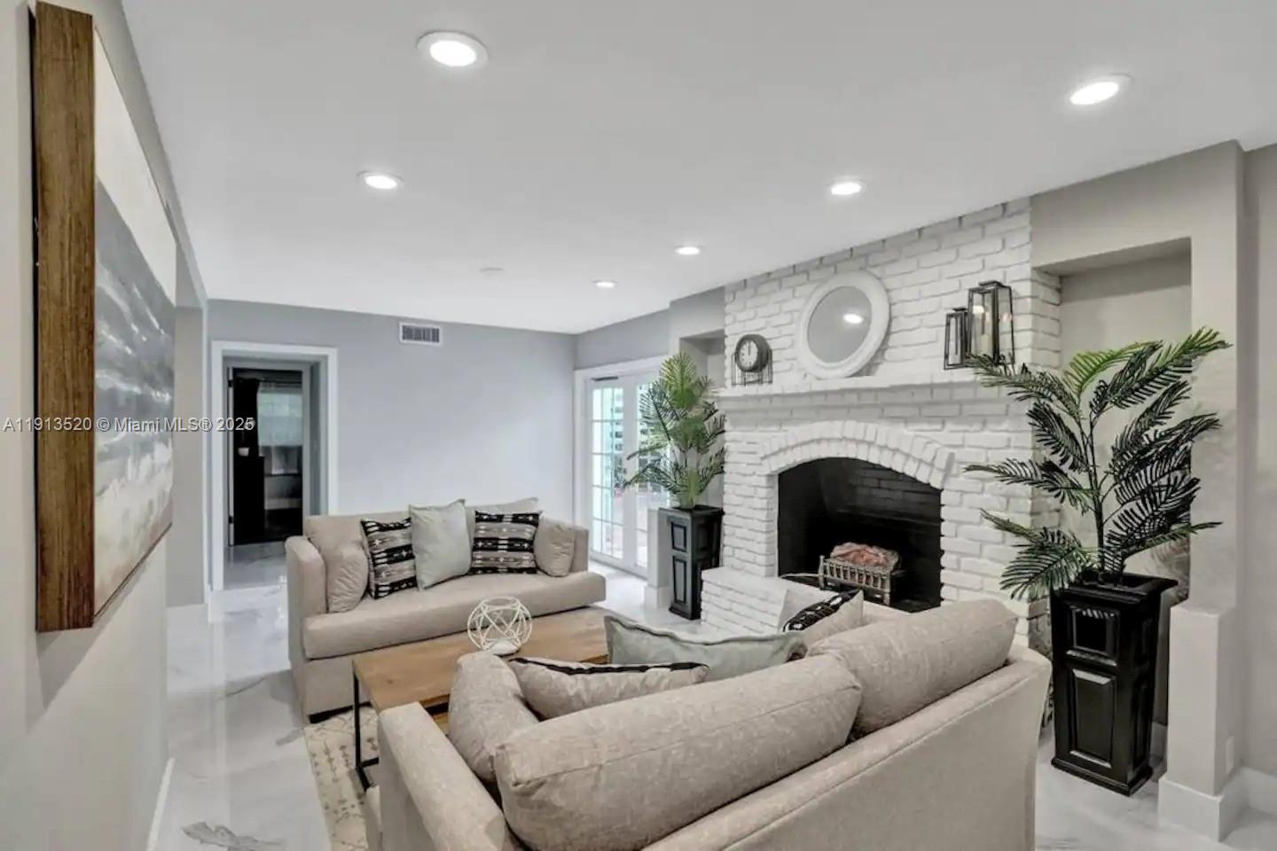 HOLLYWOOD LAKES SECTION - Residential